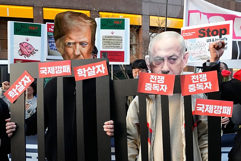 تظاهر محتجون في سيول، كوريا الجنوبية، خارج السفارة الأمريكية احتجاجًا على الضربات المشتركة التي شنتها الولايات المتحدة وإسرائيل ضد إيران