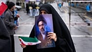Eine Frau hält ein Bild des iranischen Obersten Führers Ajatollah Modschtaba Chamenei, Teheran, Iran, 13. März 2026