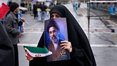Eine Frau hält ein Bild des iranischen Obersten Führers Ajatollah Modschtaba Chamenei, Teheran, Iran, 13. März 2026