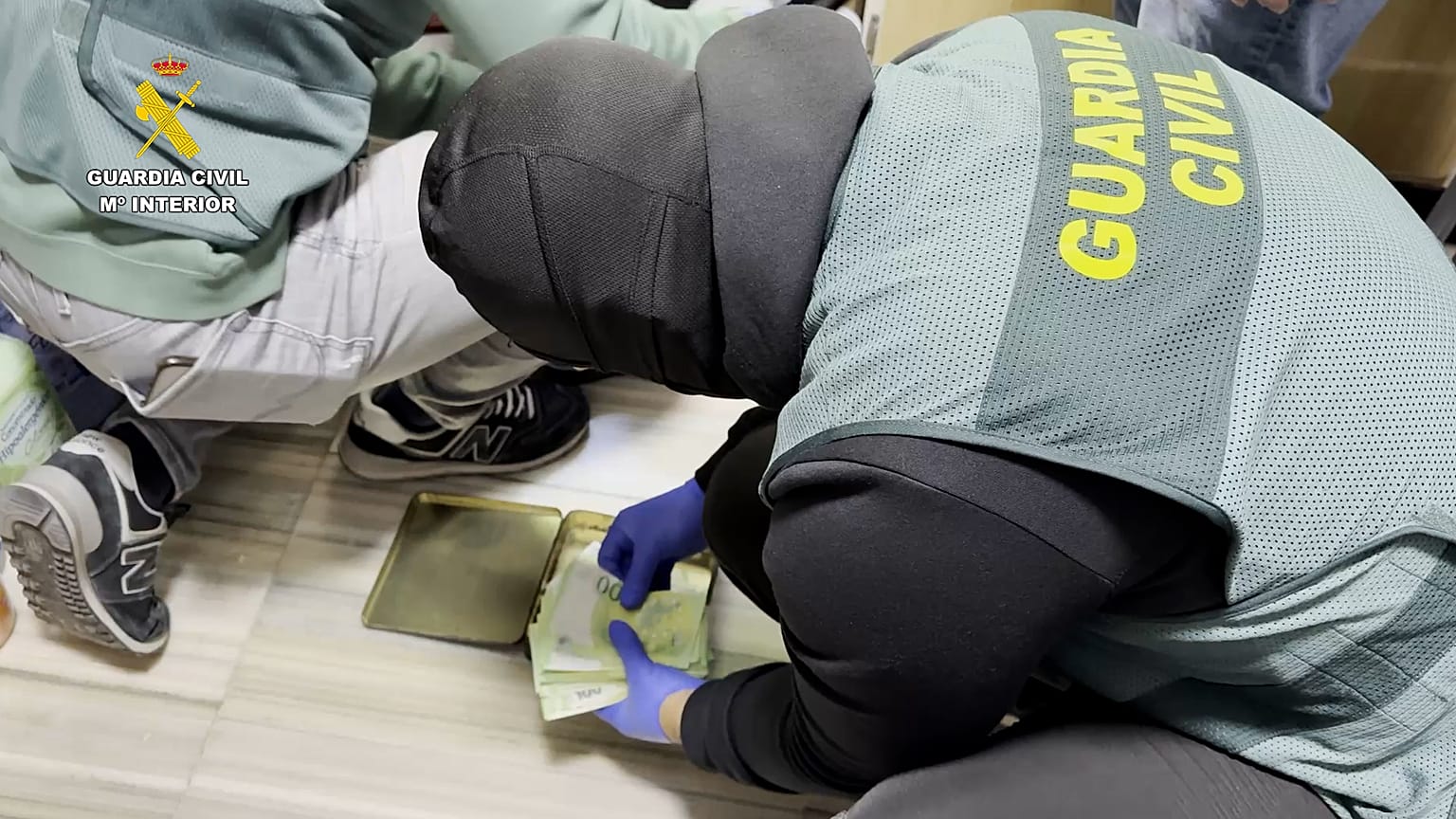 Guardia Civil contando dinero durante una de las operaciones, marzo de 2026
