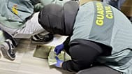 Guardia Civil contando dinero durante una de las operaciones, marzo de 2026