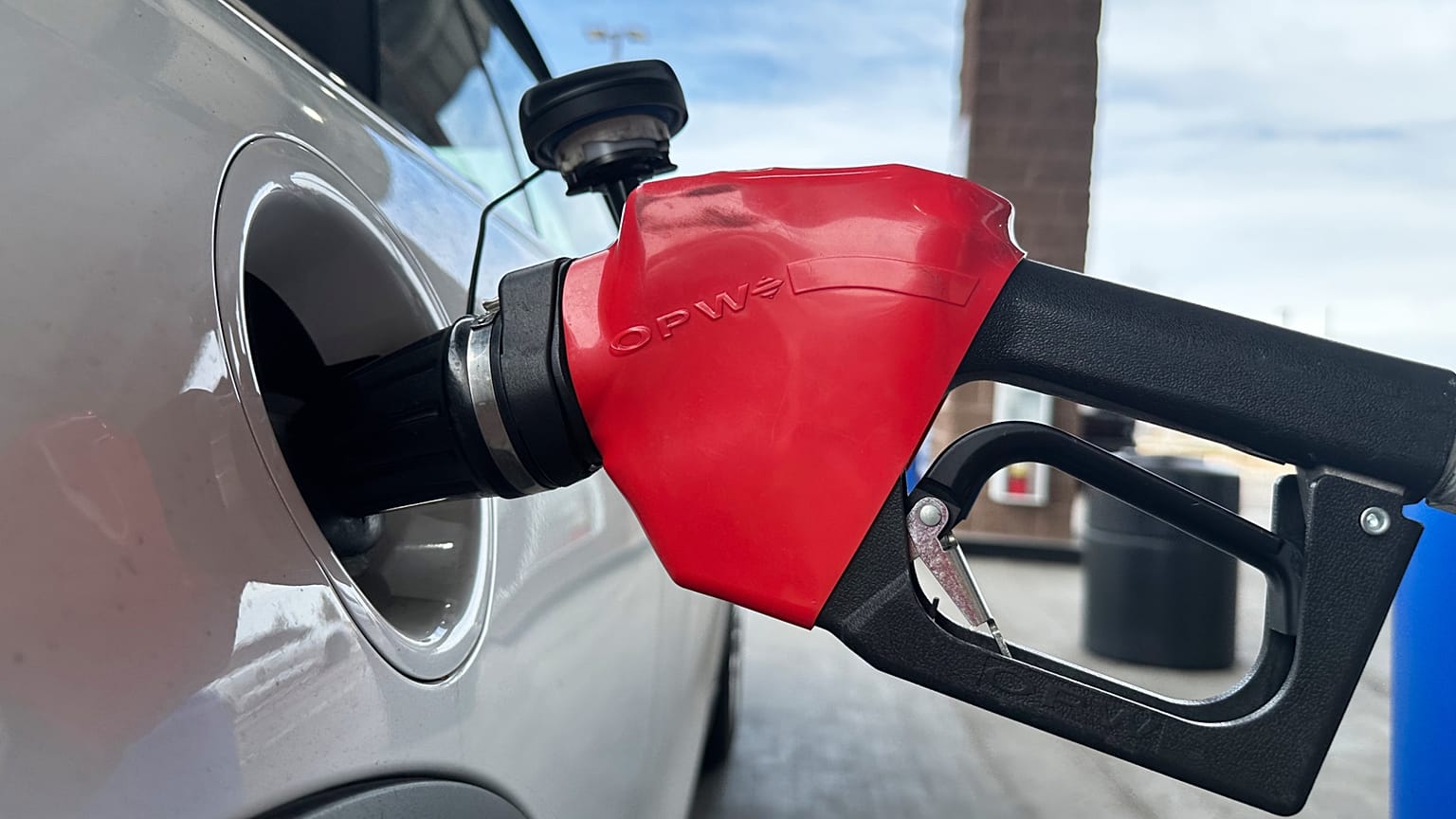 Depósito de carro a ser abastecido, março 2026, Denver, EUA