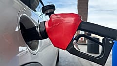 Un automobilista fa il pieno in una stazione di servizio Costco giovedì 12 marzo 2026, nella zona est di Denver.