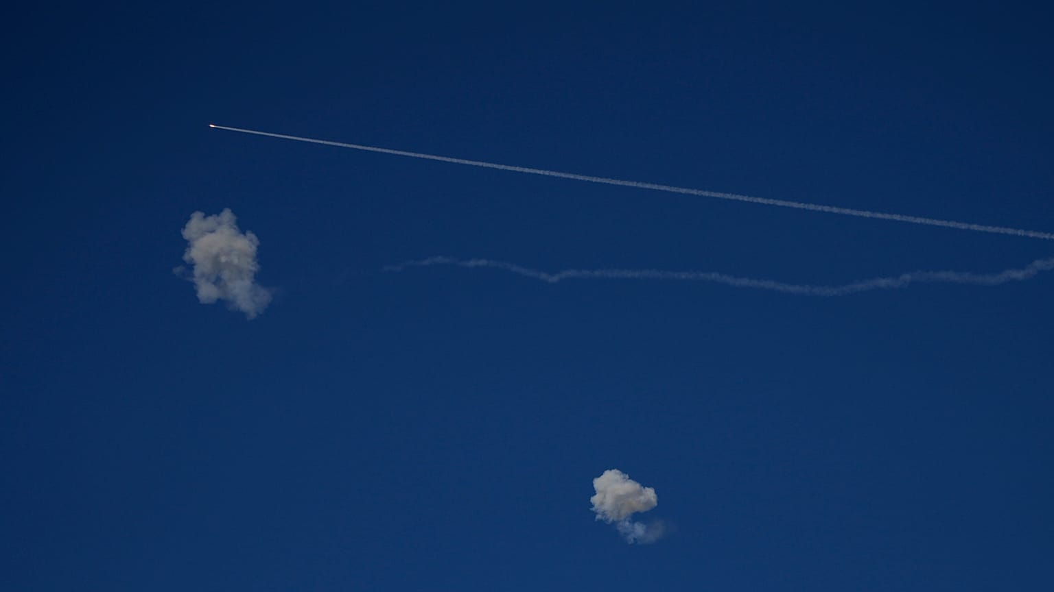 El sistema de defensa aérea israelí dispara para interceptar misiles durante un ataque iraní sobre el centro de Israel, el lunes 9 de marzo de 2026.