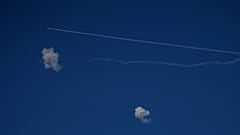 El sistema de defensa aérea israelí dispara para interceptar misiles durante un ataque iraní sobre el centro de Israel, el lunes 9 de marzo de 2026.