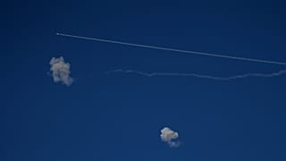 El sistema de defensa aérea israelí dispara para interceptar misiles durante un ataque iraní sobre el centro de Israel, el lunes 9 de marzo de 2026.