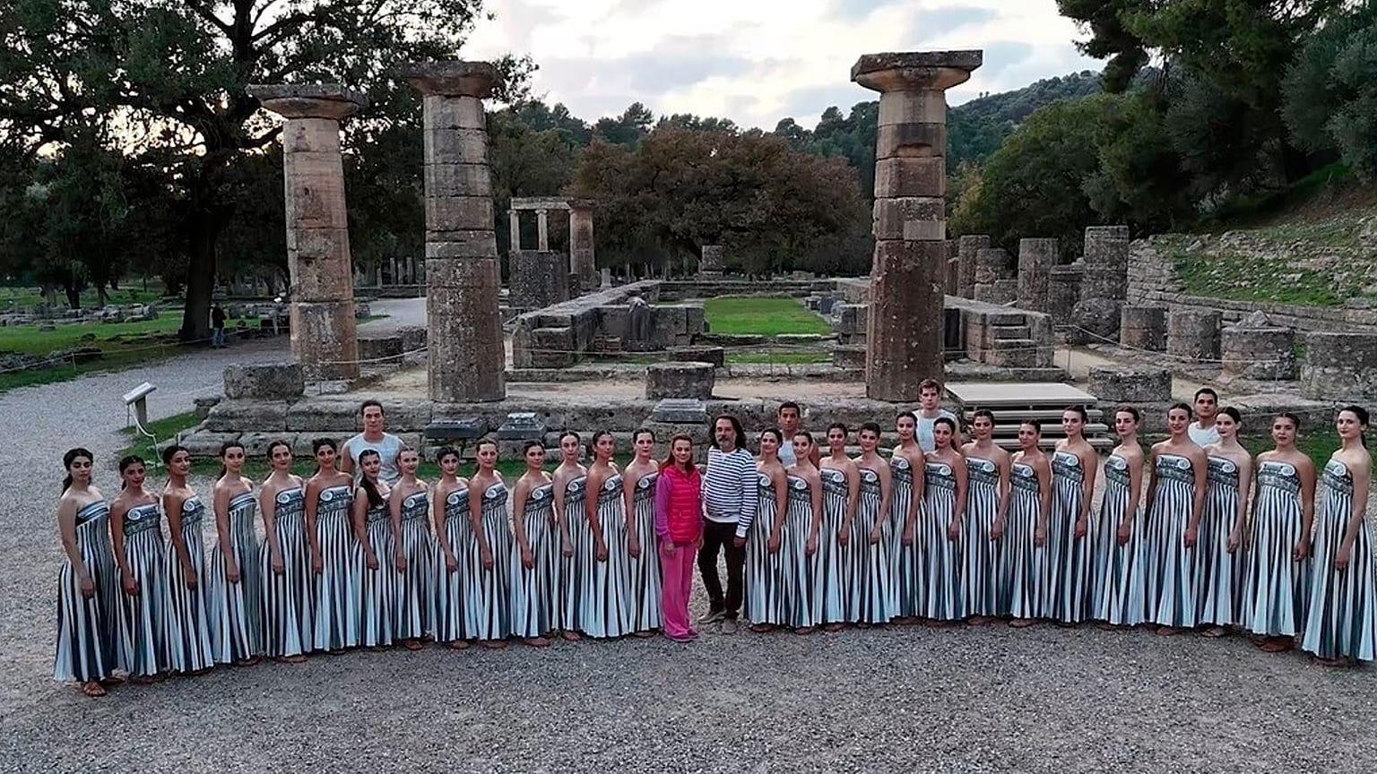 Ο Γιάννης Γιαγκίνης με τις Ιέρειες στην Αρχαία Ολυμπία