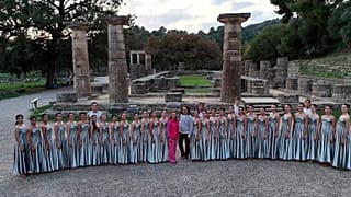 Ο Γιάννης Γιαγκίνης με τις Ιέρειες στην Αρχαία Ολυμπία