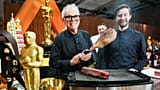 Wolfgang Puck (balra) és Byron Puck az Oscar-gála Governors Ball sajtóbemutatóján, 2026. március 10-én, kedden.