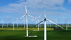 Windräder drehen sich in einem Windpark nahe Aschersleben in Deutschland am Montag, 26. Mai 2025.