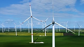 26 Mayıs 2025 Pazartesi, Almanya'nın Aschersleben kenti yakınlarındaki bir rüzgar çiftliğinde rüzgar türbinleri çalışıyor.