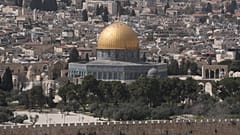  ساحات المسجد الأقصى فارغة بينما يؤدي المسلمون الفلسطينيون صلاة الجمعة من رمضان في القدس حيث تظل البلدة القديمة مغلقة أمام الزوار 