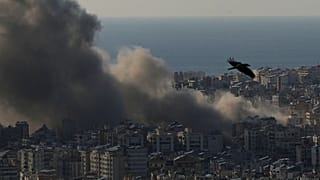 يتصاعد الدخان عقب غارات جوية إسرائيلية على الضاحية الجنوبية لبيروت، لبنان، يوم الاثنين 2 مارس 2026. 