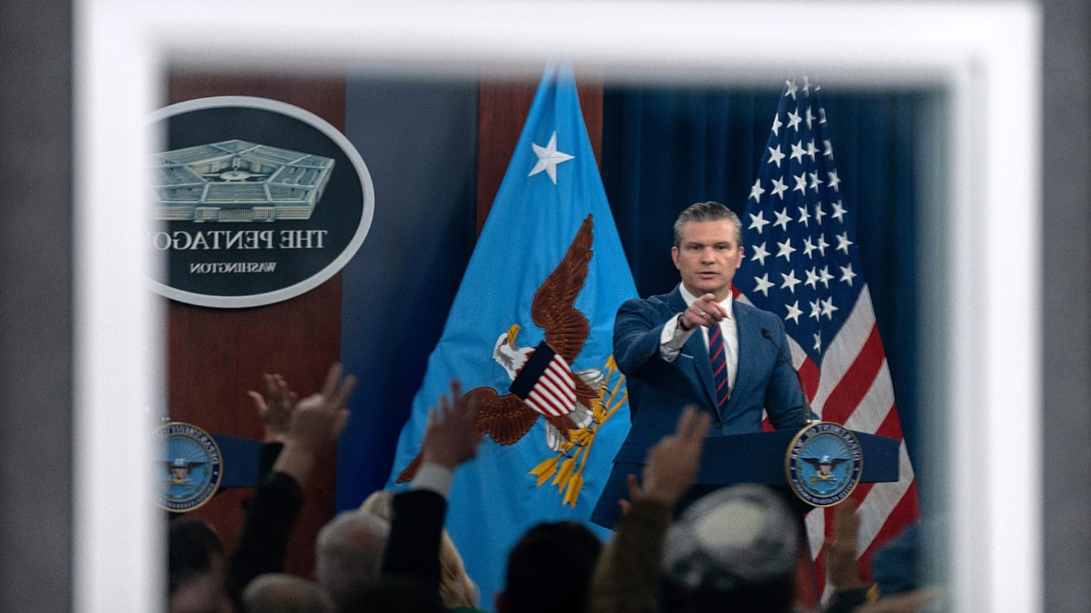 وزير الدفاع بيت هيغسيث، الذي انعكست صورته في نافذة، يشير بيده خلال مؤتمر صحفي في البنتاغون، يوم الاثنين 2 مارس 2026، في واشنطن. (صورة من وكالة أسوشيتد برس/مارك شيفيلباين)