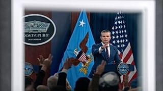 وزير الدفاع بيت هيغسيث، الذي انعكست صورته في نافذة، يشير بيده خلال مؤتمر صحفي في البنتاغون، يوم الاثنين 2 مارس 2026، في واشنطن. (صورة من وكالة أسوشيتد برس/مارك شيفيلباين)