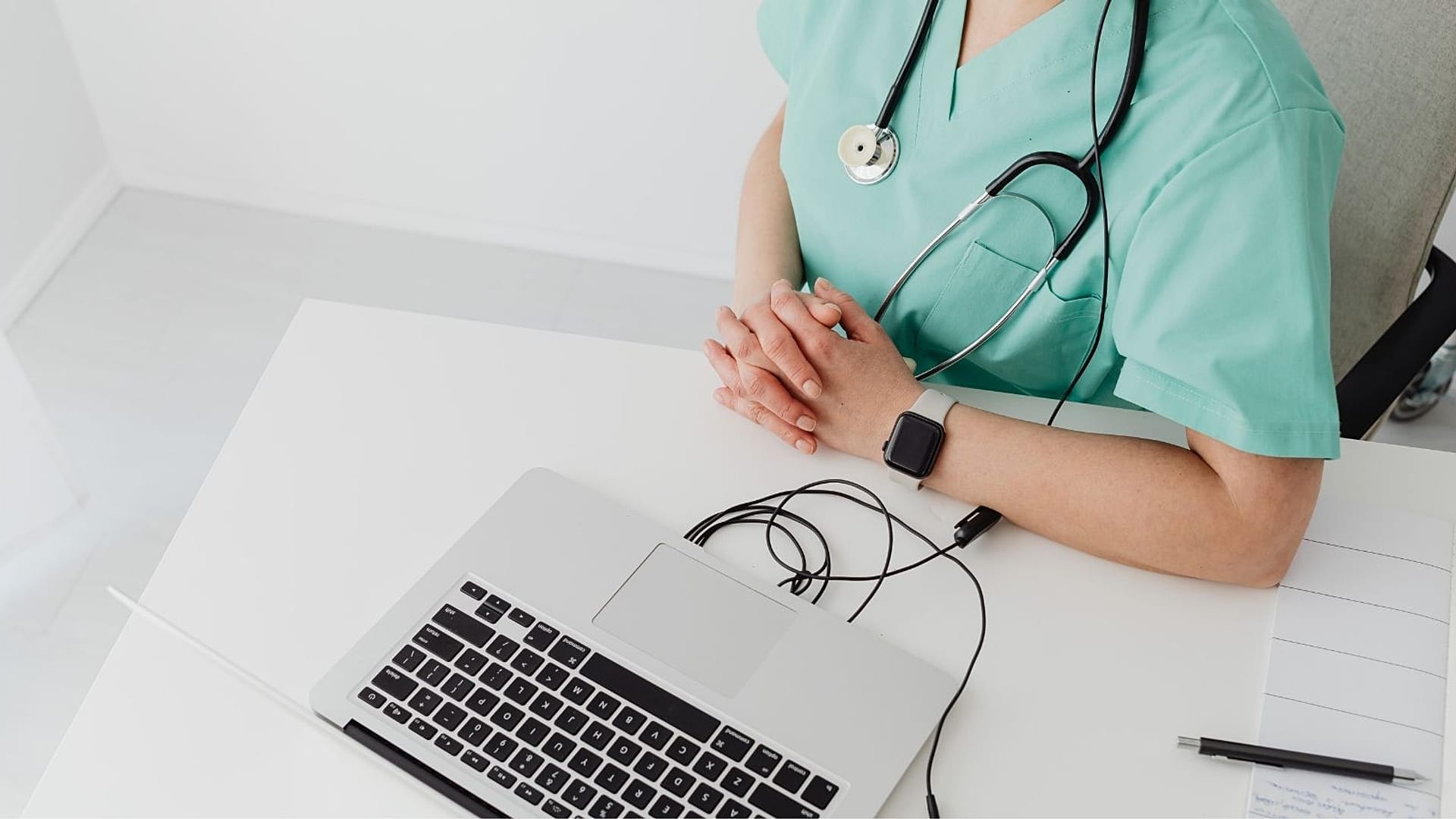 Von Diagnose bis Daten: Wie KI das Gesundheitswesen verändert und ethische Fragen aufwirft