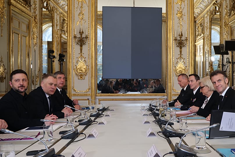Emmanuel Macron et le président ukrainien Volodymyr Zelensky, à gauche, participent à une réunion bilatérale à l'Élysée, à Paris, le vendredi 13 mars 2026