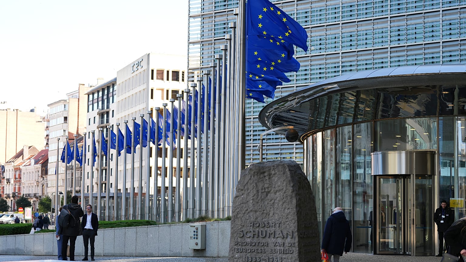 Fahnen der Europäischen Union wehen im Wind vor dem EU-Hauptquartier in Brüssel, Donnerstag, 5. März 2026.