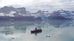 Forschungsschiff RRS Sir David Attenborough vor Grönland, 2024.