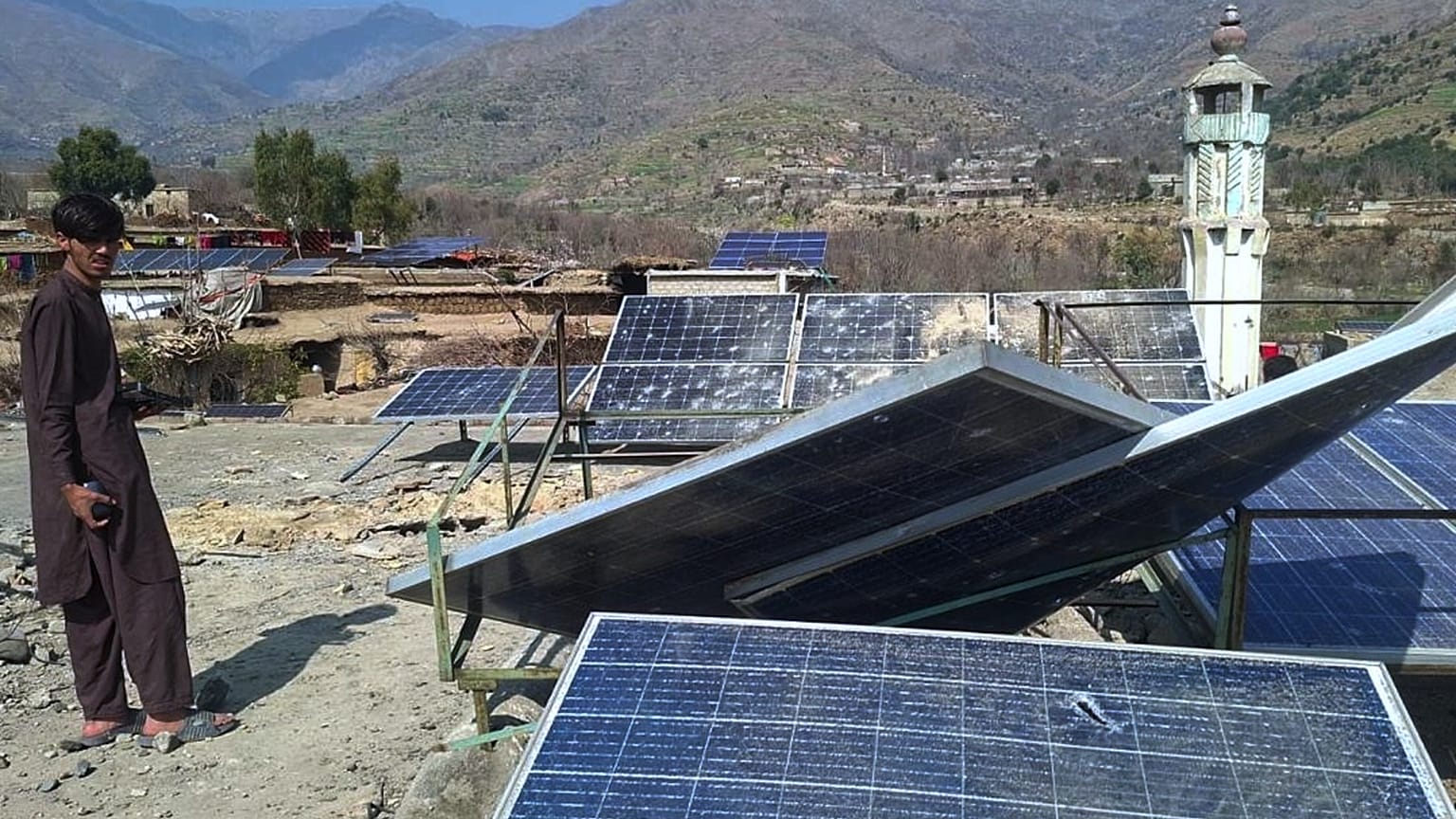 قروي ينظر إلى الألواح الشمسية المتضررة وجزء منها بعد قتال عبر الحدود بين باكستان والقوات الأفغانية طوال الليل،  2026