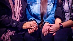Einem Bericht der Europäischen Kommission zufolge gaben 18 Prozent der Frauen, die jemals einen Partner hatten, an, dass sie in 20 Jahren körperliche oder sexuelle Gewalt durch ihren Partner erlebt haben.