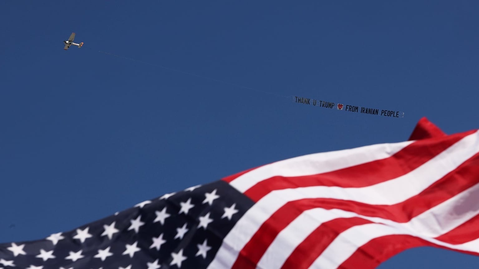 طائرة تحمل رسالة شكر خلال مظاهرة لدعم الضربات الأمريكية والإسرائيلية على إيران يوم الأحد 1 مارس 2026 في لوس أنجلوس.
