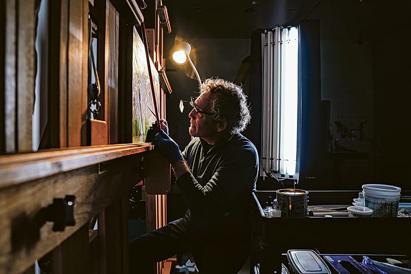 يفحص ديل كرونكرايت، رئيس قسم الحفظ في متحف 