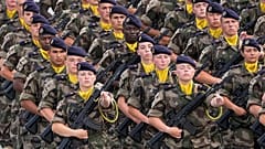 Französische Truppen bei der Parade zum Tag der Bastille in Paris, 14. Juli 2024 