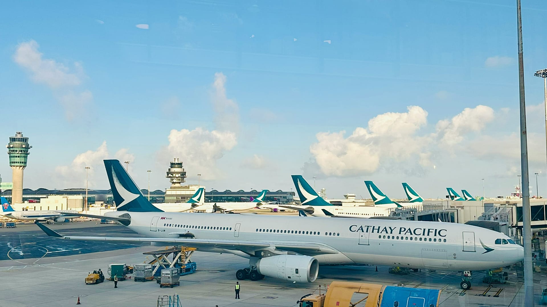 El aumento de la demanda en las rutas aéreas que evitan escalas en Oriente Medio y el Golfo también obliga a los pasajeros a pagar más.