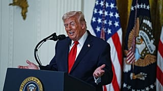 ألقى الرئيس دونالد ترامب كلمة في فعالية بمناسبة شهر تاريخ المرأة في القاعة الشرقية بالبيت الأبيض، يوم الخميس 12 مارس/آذار 2026، في واشنطن. (صورة من وكالة أسوشيتد برس/أليسون رو