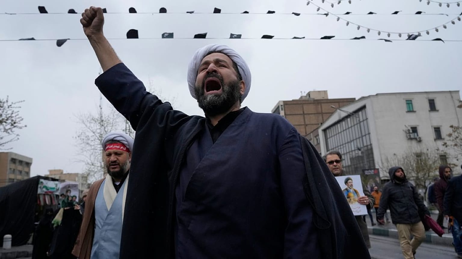  رجل دين يهتف بشعارات خلال مسيرة يوم القدس السنوية المناهضة لإسرائيل، أو يوم القدس، دعماً للفلسطينيين في طهران، إيران، الجمعة 13 مارس/آذار 2026.