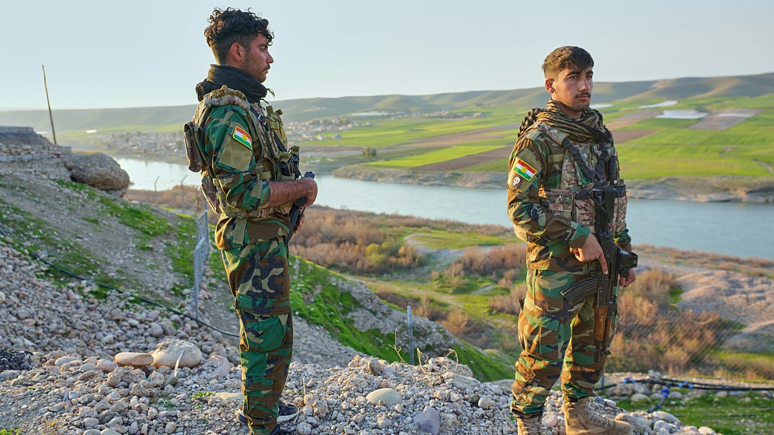 أعضاء من حزب حرية كردستان يقفون في حراسة مدينة أربيل بالعراق، يوم الخميس 5 مارس 2026. (صورة من وكالة أسوشيتد برس/رشيد يحيى)
