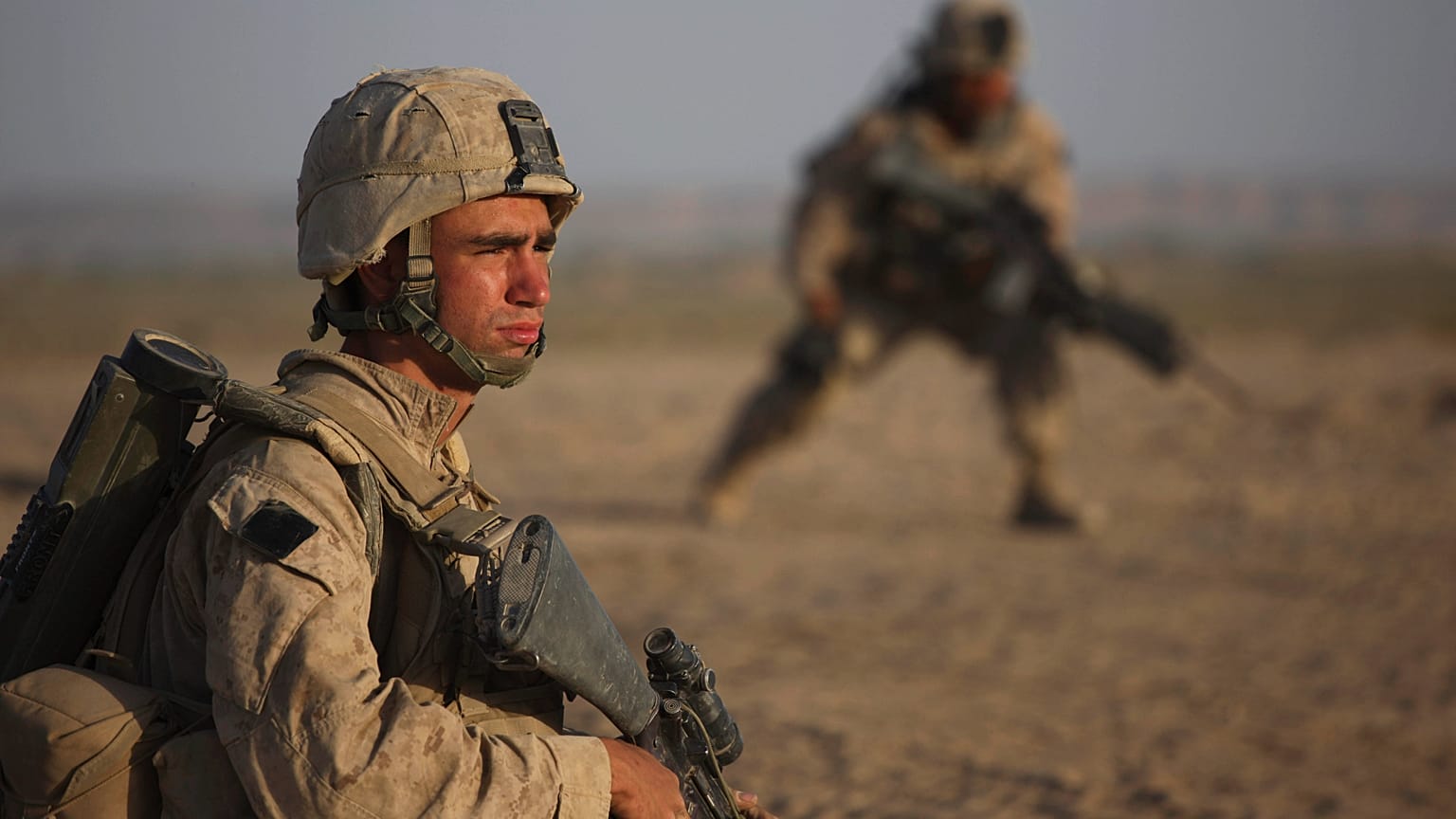 ARCHIVO: El cabo primero de la Infantería de Marina de los EE. UU., Matthew Torres, durante una patrulla en el sur de Afganistán, el 30 de septiembre de 2009.