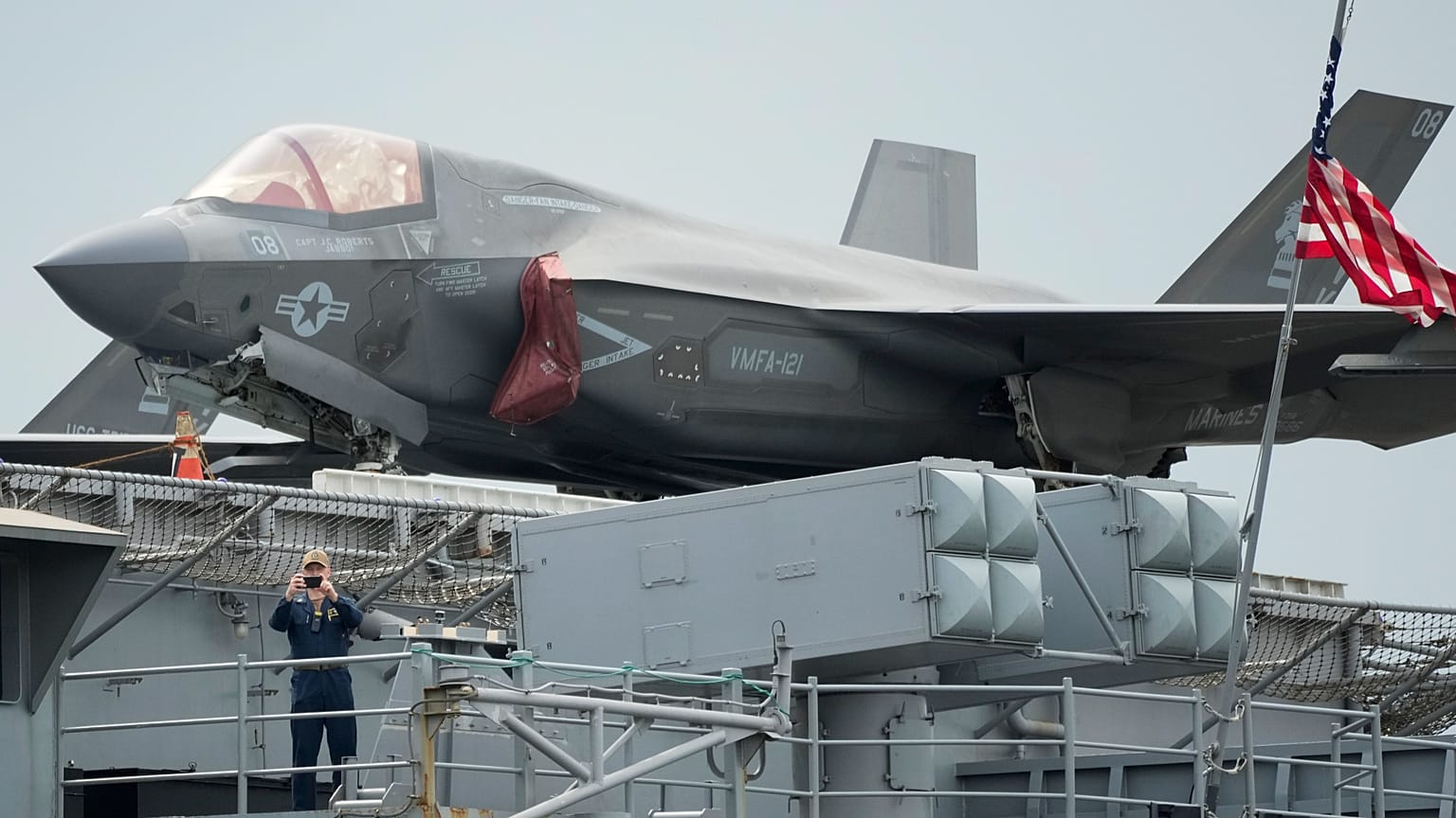 Foto di archivio della USS Tripoli con velivolo F-35B Lightning II a bordo