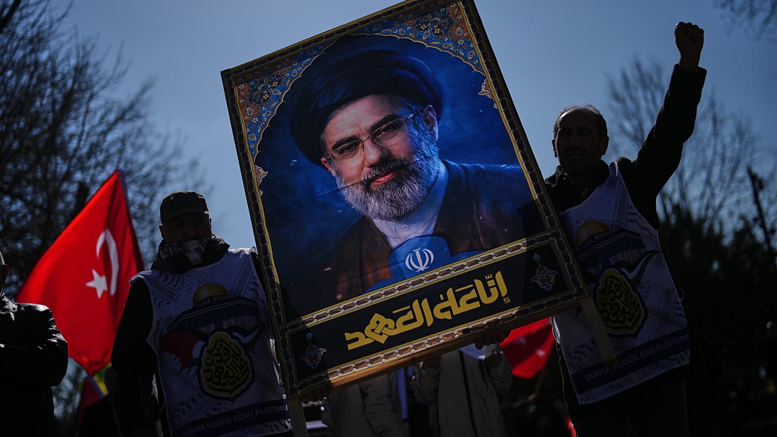 يحمل الناس صورة المرشد الأعلى الإيراني الجديد آية الله مجتبى خامنئي أثناء مسيرتهم خلال احتجاج ضد إسرائيل والولايات المتحدة، في إسطنبول، الجمعة 13 مارس 2026. (صورة من وكالة أسو