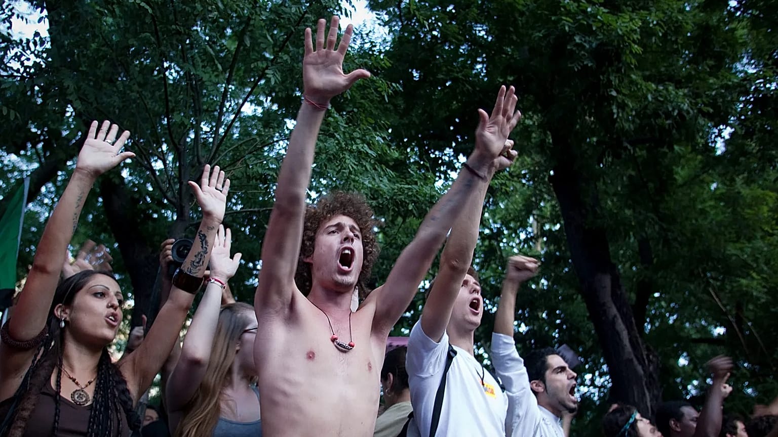 ARCHIVO: Varias personas corean consignas contra los bancos y el gobierno frente al edificio del Ministerio del Interior durante una manifestación en Madrid, en agosto de 2011