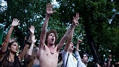 ARCHIVO: Varias personas corean consignas contra los bancos y el gobierno frente al edificio del Ministerio del Interior durante una manifestación en Madrid, en agosto de 2011