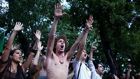 ARCHIVO: Varias personas corean consignas contra los bancos y el gobierno frente al edificio del Ministerio del Interior durante una manifestación en Madrid, en agosto de 2011