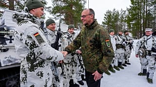 Ο Γερμανός Καγκελάριος Φρίντριχ Μερτς συναντά Γερμανούς στρατιώτες κατά τη διάρκεια άσκησης Ψυχρής Αντίδρασης στο Μπάρντουφος της Νορβηγίας, την Παρασκευή 13 Μαρτίου 2026