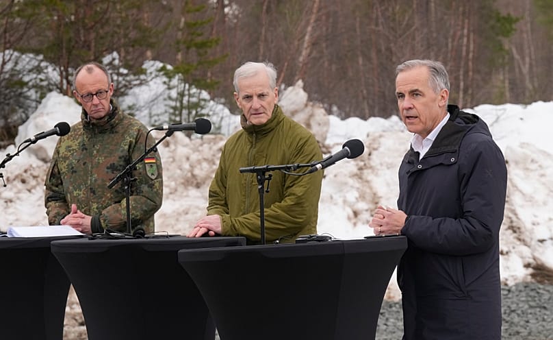 Ο Πρωθυπουργός Μαρκ Κάρνεϊ συμμετέχει σε κοινή συνέντευξη Τύπου με τον Γερμανό Καγκελάριο Φρίντριχ Μερτς, αριστερά, και τον Νορβηγό Πρωθυπουργό Γιόνας Γκαρ Στόρε
