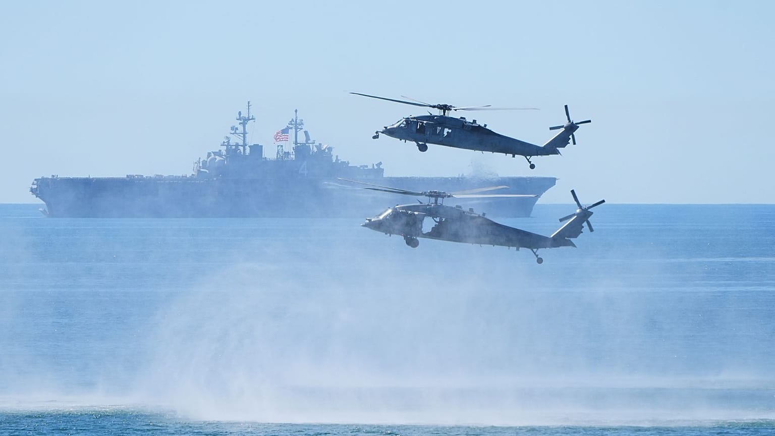 رزمایش تفنگداران دریایی آمریکا با کشتی تهاجی آبی خاکی و هلیکوپترها