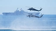 رزمایش تفنگداران دریایی آمریکا با کشتی تهاجی آبی خاکی و هلیکوپترها