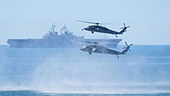 US-Marines üben mit amphibischem Angriffsschiff und Hubschraubern