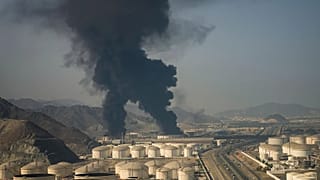 Fire and plumes of smoke rise from an oil facility in Fujairah, 14 March, 2026