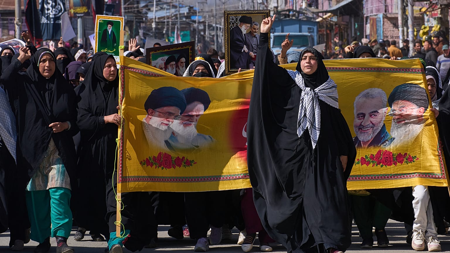 مسلمون شيعة يرفعون شعارات مناهضة للولايات المتحدة وإسرائيل ويعربون عن تضامنهم مع إيران والفلسطينيين في غزة،