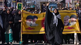 مسلمون شيعة يرفعون شعارات مناهضة للولايات المتحدة وإسرائيل ويعربون عن تضامنهم مع إيران والفلسطينيين في غزة،