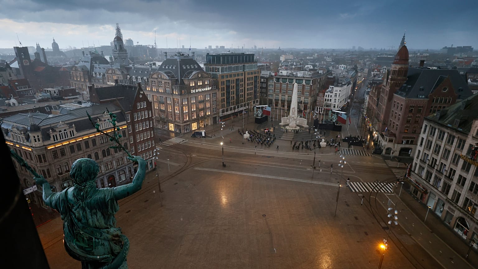 Vue de la place du Dam à Amsterdam, Pays-Bas, mardi 4 mai 2021.