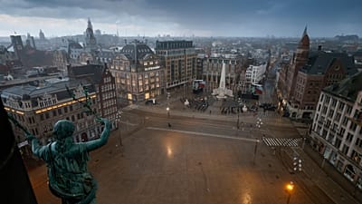 A hollandiai Amszterdamban lévő Dam tér látványa 2021. május 4-én, kedden.