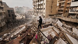 تتصاعد أعمدة الدخان في أعقاب غارة جوية إسرائيلية على الضاحية الجنوبية لبيروت، لبنان، السبت 14 مارس 2026. (صورة لوكالة أسوشيتد برس/ حسن عمار)