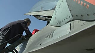 Ο Κυριάκος Μητσοτάκης συνομιλεί με πιλότου μαχητικού αεροσκάφους της Πολεμικής Αεροπορίας της Ελλάδας